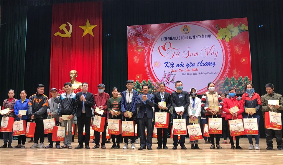 Đại diện lãnh đạo Liên đoàn Lao động tỉnh Thái Bình tặng quà Tết CNLĐ huyện Thái Thụy. Ảnh Bá Mạnh
