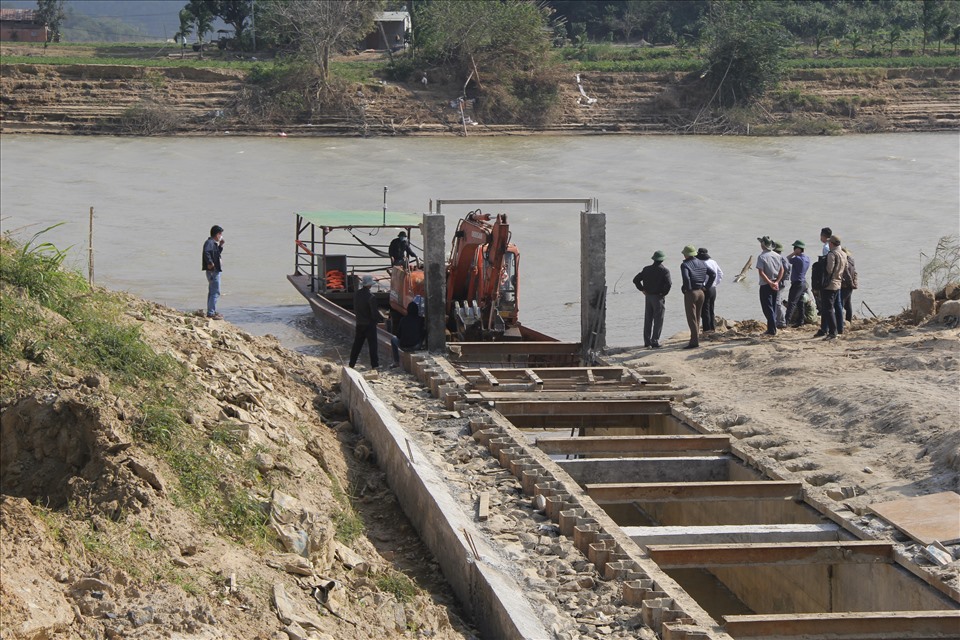 Đoàn công tác của tỉnh, huyện kiểm tra công trình thuỷ lợi phòng chống hạn ở xã Buôn Choáh. Ảnh: Bảo Lâm