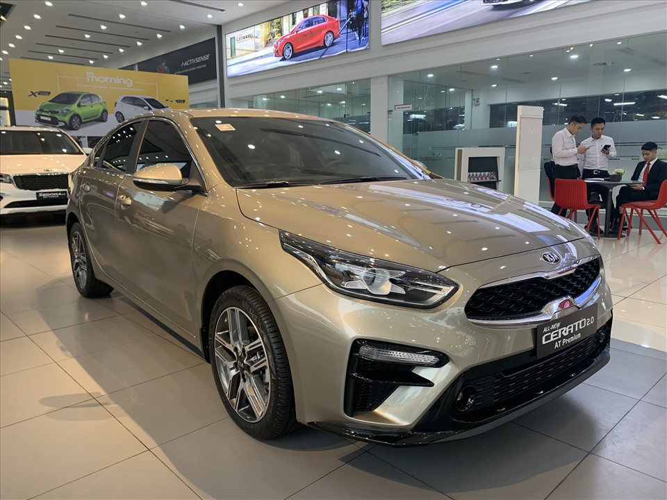 Kia Cerato cũng là cái tên rất thành công tại thị trường Việt Nam khi lọt top 10 xe bán chạy trong năm vừa qua. Mẫu xe được trang bị toàn bộ ghế ngồi bọc da phối màu trên các bản số tự động cao cấp. Hàng ghế trước có tựa lưng ôm vừa vặn cơ thể, phần đệm ngồi dày và êm. Với bản số tự động, ghế lái chỉnh điện 10 hướng và nhớ 2 hướng. Kia Cerato được trang bị dàn 6 loa đi kèm đầu DVD, màn hình giải trí hiển thị đa thông tin, hỗ trợ kết nối Bluetooth/ USB/ AUX/ iPOD, đài Radio và định vị GPS cùng bản đồ dẫn đường. Ảnh: KL.