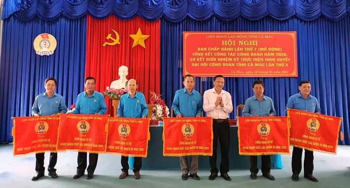 Các đơn vị nhận cờ thi đua do Ban thường vụ LĐLĐ tỉnh Cà Mau tặng (ảnh Nhật Hồ)