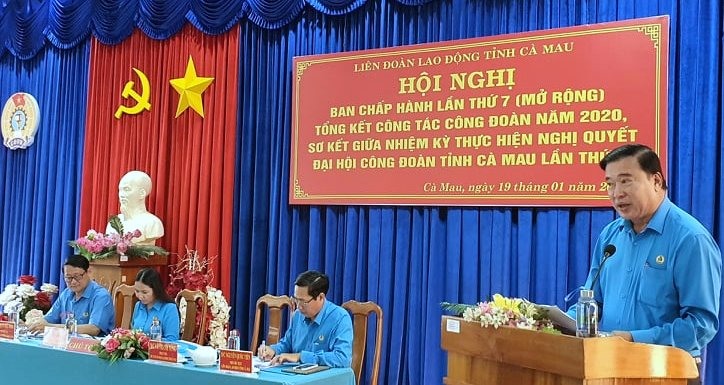 Chủ tịch LĐLĐ tỉnh Cà Mau Võ Thanh Tòng phát biểu tại hội nghị (ảnh Nhật Hồ)