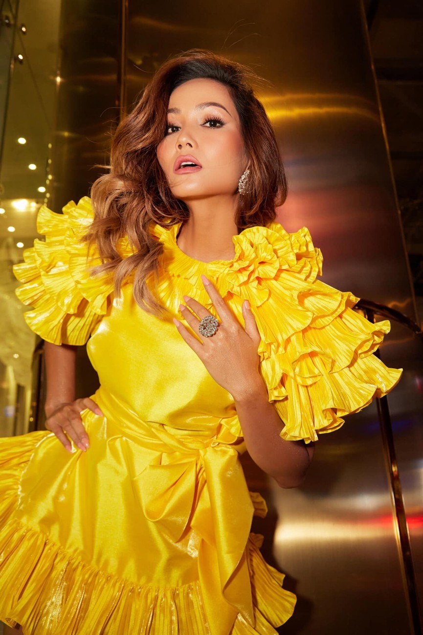 Sắc vàng rực rỡ chính là sắc màu may mắn đã mang lại cho H'hen Niê màn trình diễn 'gây bão' đáng nhớ trên sân khấu cuộc thi Hoa hậu Hoàn vũ 2018 tại Thái Lan và được cộng đồng mạng thế giới tán thưởng.