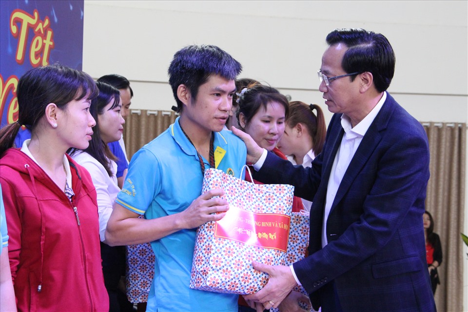 Bộ trưởng Đào Ngọc Dung hỏi thăm đời sống và tặng quà cho người lao động khó khăn. Ảnh: Đình Trọng