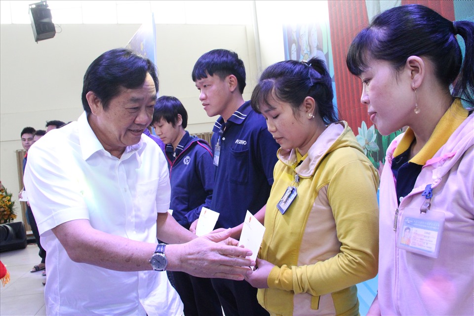 Ông Nguyễn Hoàng Thao - Chủ tịch UBND tỉnh Bình Dương trao quà cho CNLĐ. Ảnh: Đình Trọng