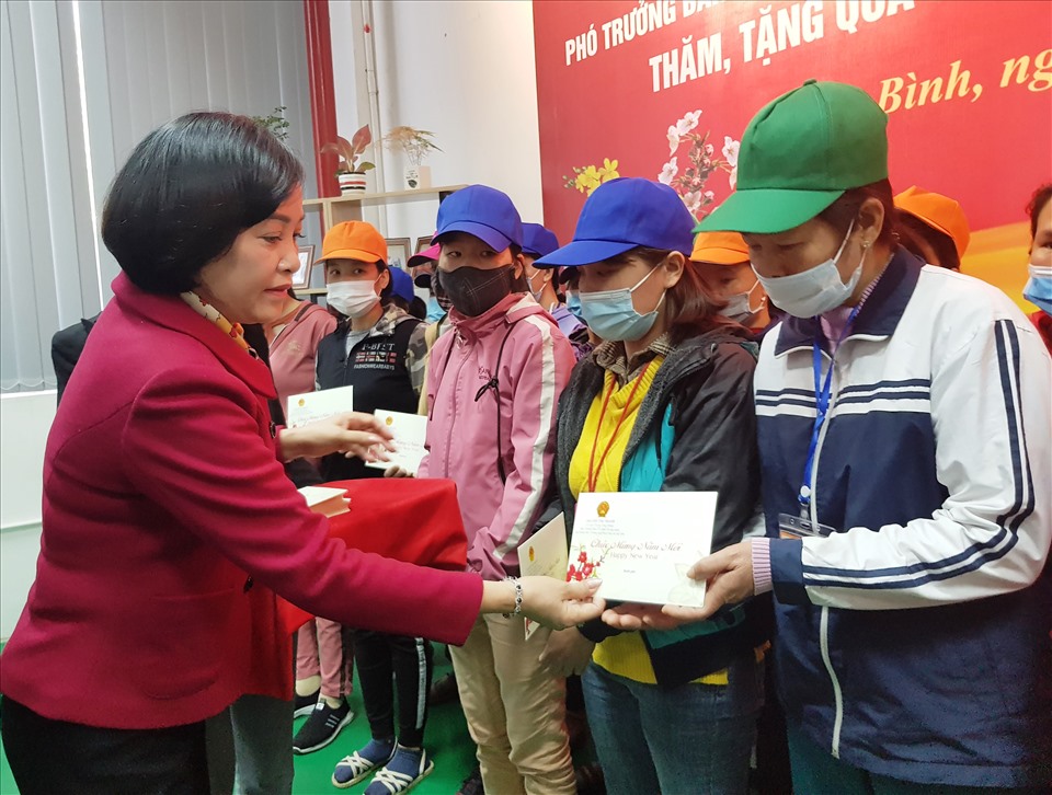 Bà Nguyễn Thị Thanh, Phó Trưởng Ban Tổ chức Trung ương tặng quà cho CNLĐ tại Công ty. Ảnh: NT