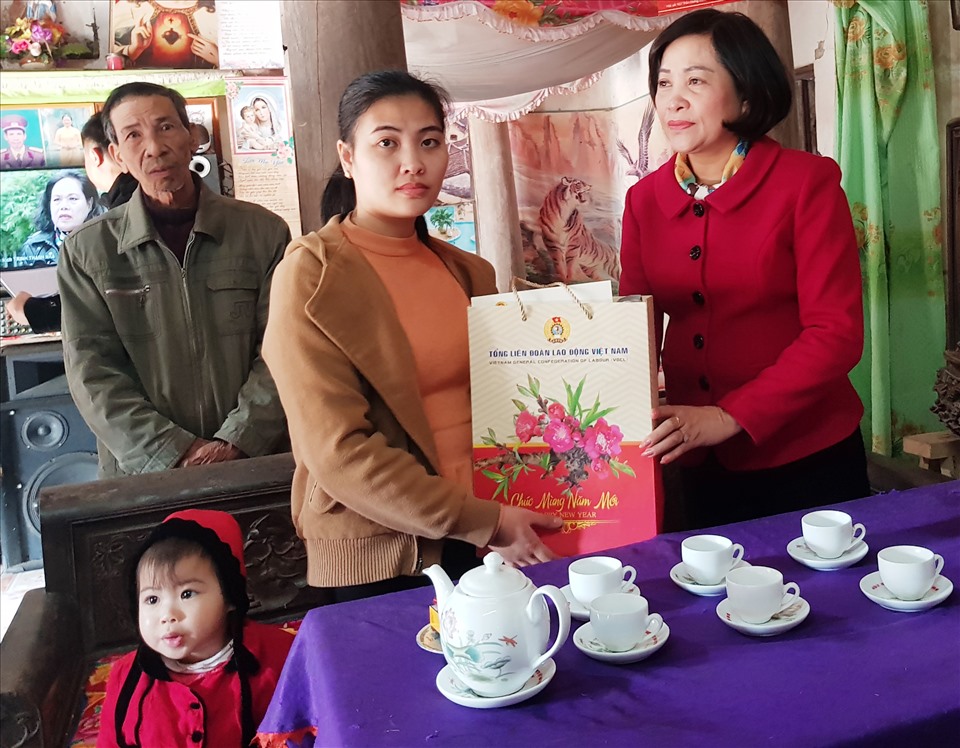 Bà Nguyễn Thị Thanh, Phó Trưởng Ban Tổ chức Trung ương thăm, tặng quà cho gia đình Ảnh: NT