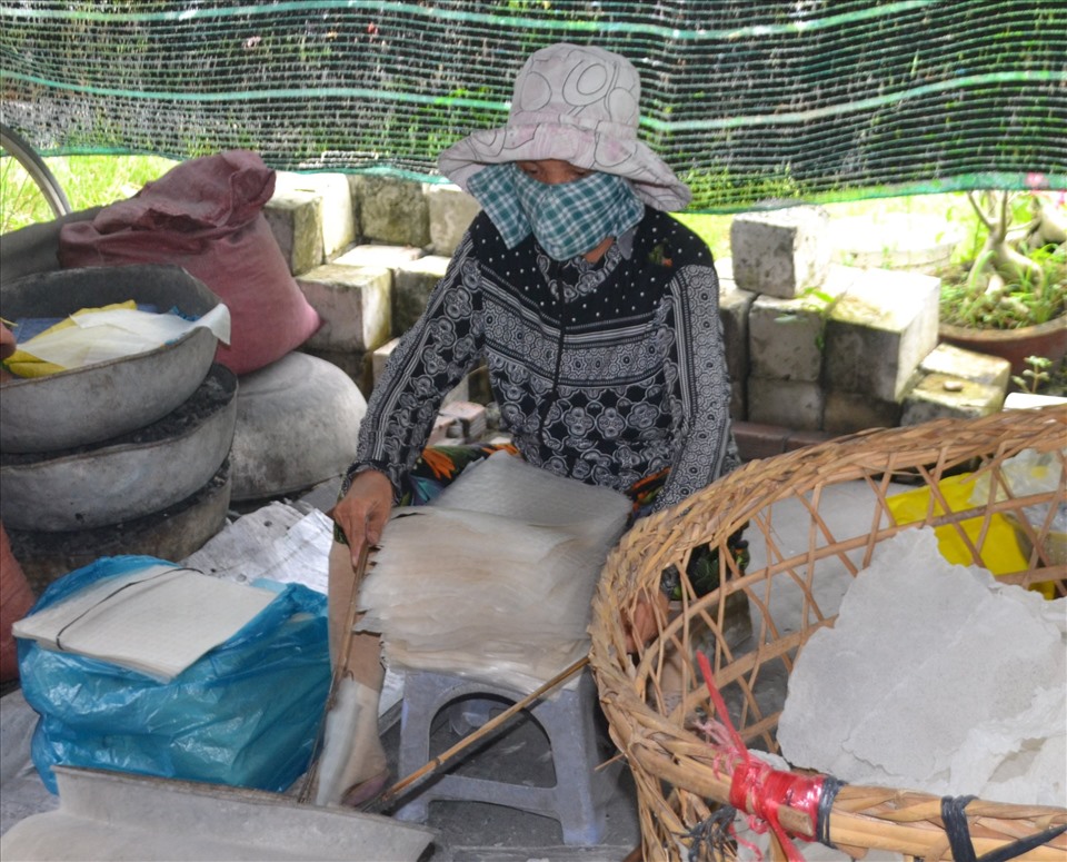 Nghề làm bánh tráng phơi sương ở Trảng Bàng, Tây Ninh đã có hàng 100 năm. Ảnh: Dương Bình