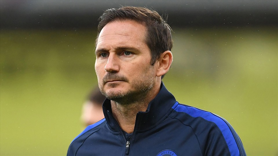 Chiếc ghế của Lampard đang lung lay. Ảnh: AFP.