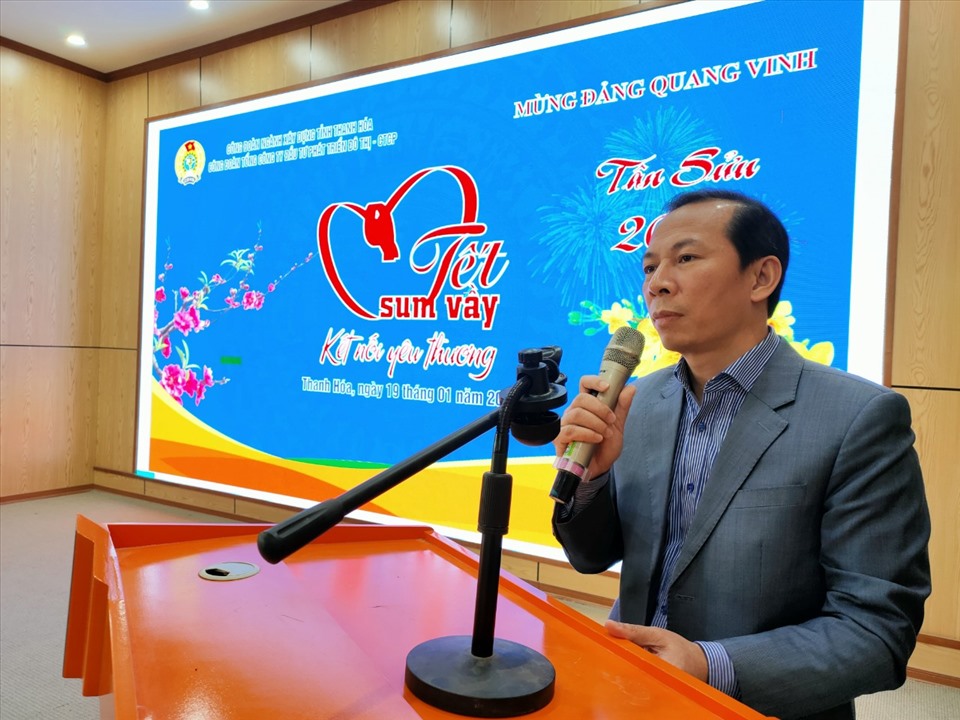 Ông Võ Mạnh Sơn - Chủ tịch LĐLĐ tỉnh Thanh Hóa phát biểu tại chương trình Tết Sum vầy 2021. Ảnh: Quách Du