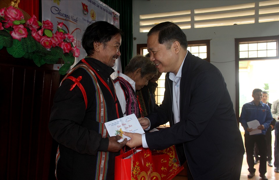 Chủ tịch UBND tỉnh Bình Định trao 4 suất quà cho các già làng, người có uy tín tại địa phương. Ảnh: N.T