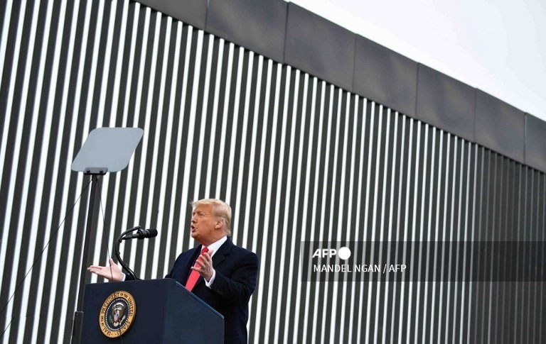 Bức tường biên giới với Mexicolà lời hứa của ông Donald Trump trong chiến dịch tranh cử hồi năm 2016. Ông từng cam kết chính quyền của ông sẽ hoàn thành 450 dặm bức tường biên giới này vào cuối năm 2020. Và hiện tại, điều này đã thành hiện thực. Đây được coi là nỗ lực của Tổng thống Donald Trump trong việc chống người nhập cư bất hợp pháp. Ảnh: AFP.