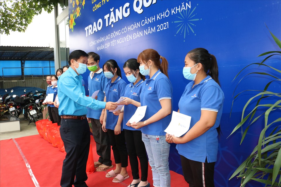 Chủ tịch LĐLĐ tỉnh Long An - ông Nguyễn Văn Quí trao quà Tết cho công nhân lao động CTy Sáng Việt. Ảnh: K.Q