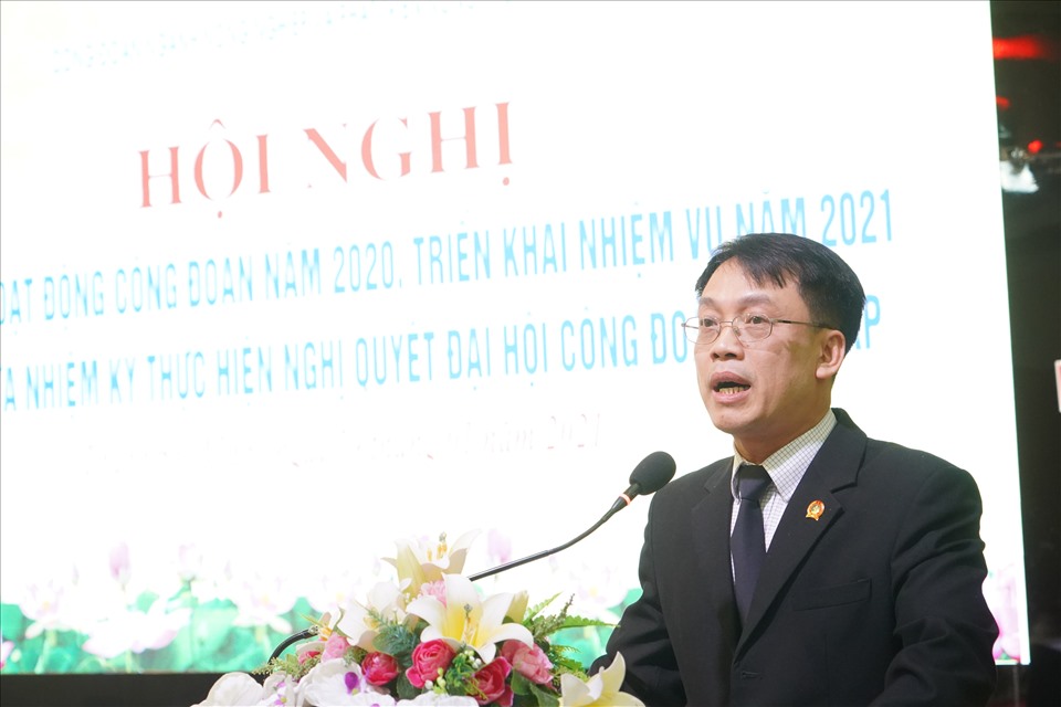 Đồng chí Nguyễn Chí Công - Phó Chủ tịch LĐLĐ tỉnh Nghệ An phát biểu tại Hội nghị. Ảnh: QĐ