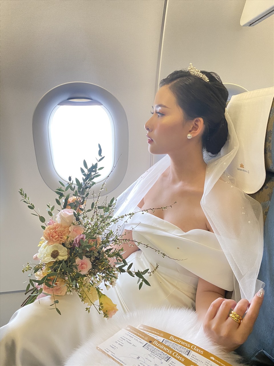 Cô dâu N.T.H.Nhung trên chuyến bay VN172. VNA