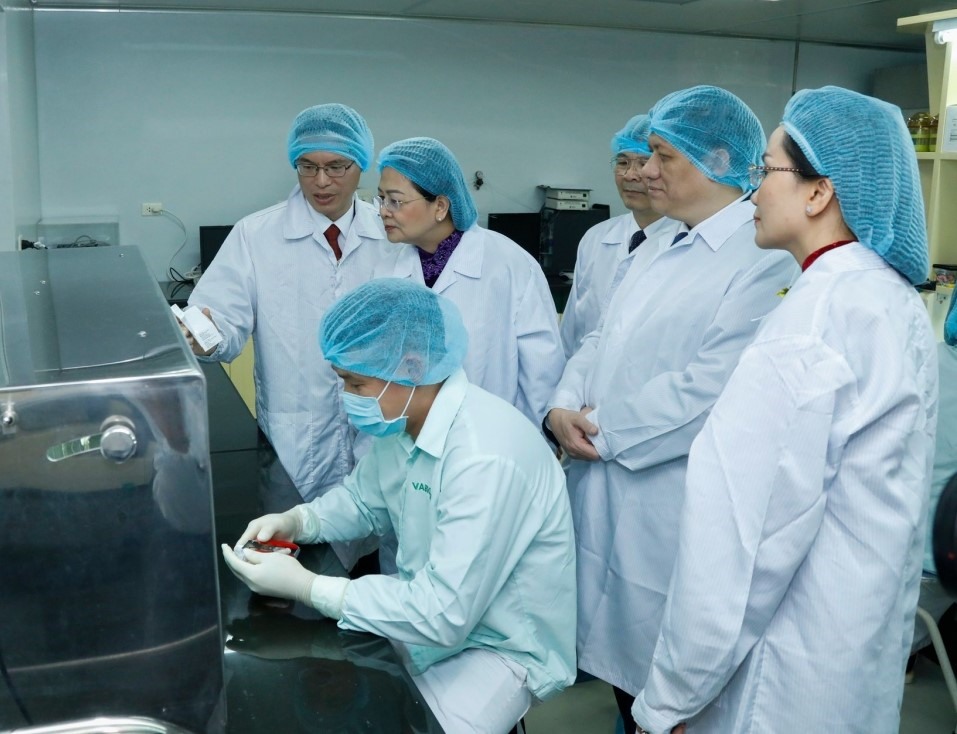 Phó Chủ tịch nước và Bộ trưởng Bộ Y tế thăm quan nơi sản xuất vaccine của VABIOTECH. Ảnh: Minh Khánh