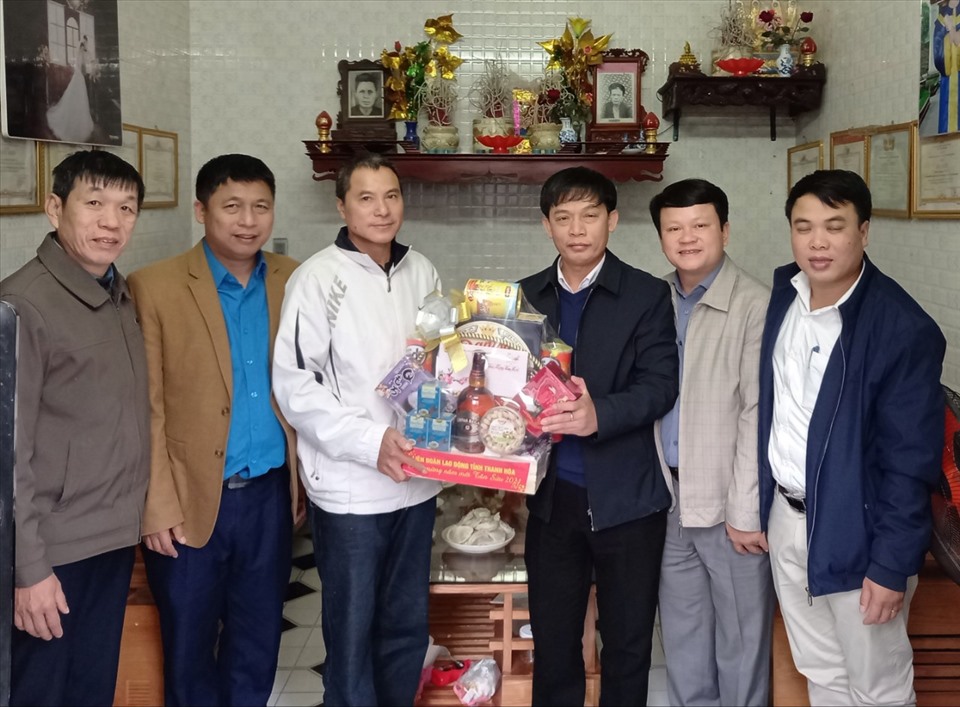 Thăm và tặng quà gia đình ông Nguyễn Hữu Tơ (chủ nhà trọ tại khu phố 2, phường Quảng Hưng, TP. Thanh Hóa). Ảnh: Q.D