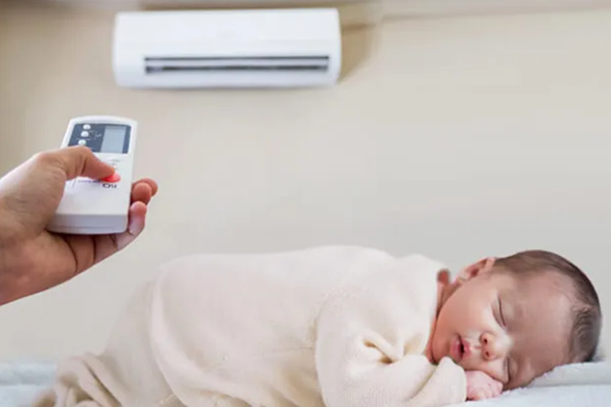 Sử dụng máy sưởi, điều hoà ở nhiệt độ phù hợp sẽ giữ ấm an toàn cho trẻ. Ảnh: AFP.