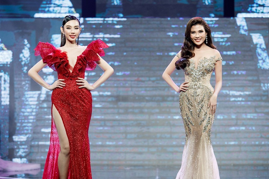 Người đẹp Nhân ái Thuỳ Tiên diện váy dạ hội đỏ rực khoe dáng bên diễn viên Thuý Diễm.