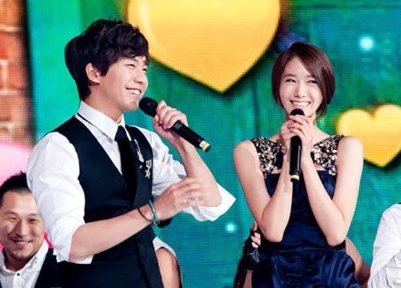 Thậm chí, nhiều khán giả còn bầu chọn cặp đôi Lee - Yoo là cặp đôi quốc dân bởi nàng là “tình đầu quốc dân” còn chàng cũng là “chàng rể quốc dân” được yêu mến. Ảnh cắt clip.