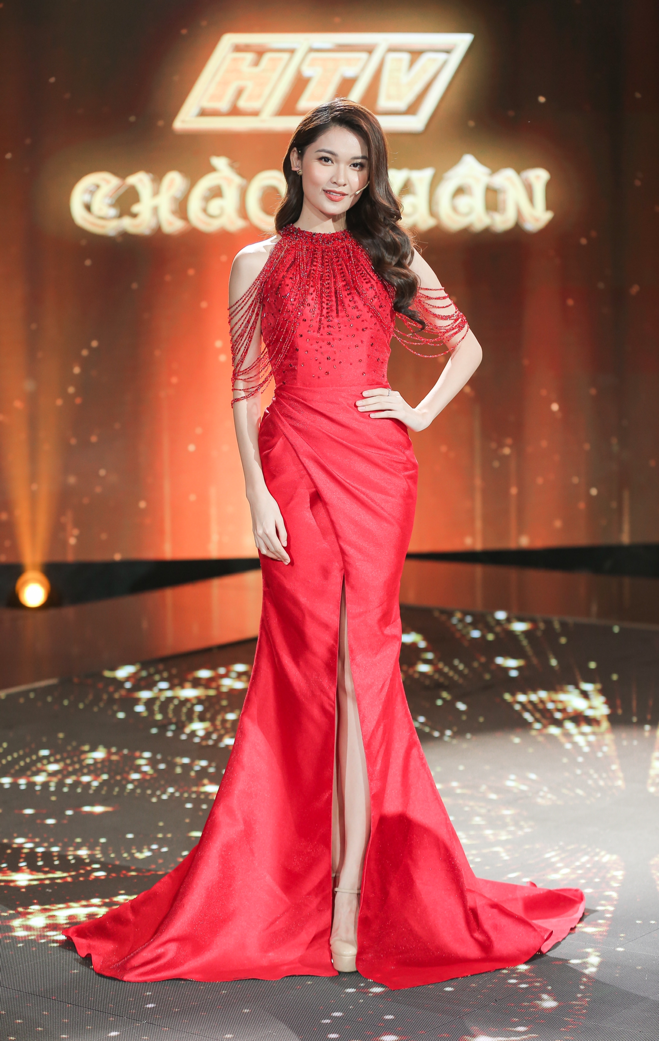 Trên sân khấu Thuỳ Dung diện váy của nhà thiết kế Brian Võ, tôn vai trần và sắc vóc nổi bật. Cô là Á hậu Việt Nam 2016 và theo đuổi công việc MC chuyên nghiệp gần ba năm qua.