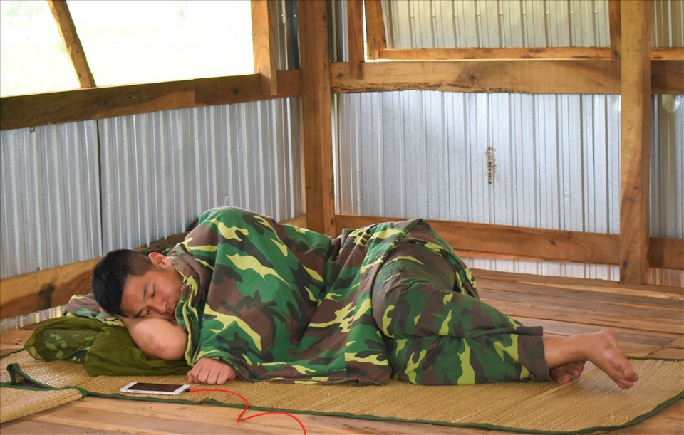 Một chiến sĩ nằm ngủ sau khi hết ca trực đêm dưới thời tiết giá lạnh của gió đông bắc. Ảnh: Thành Nhân