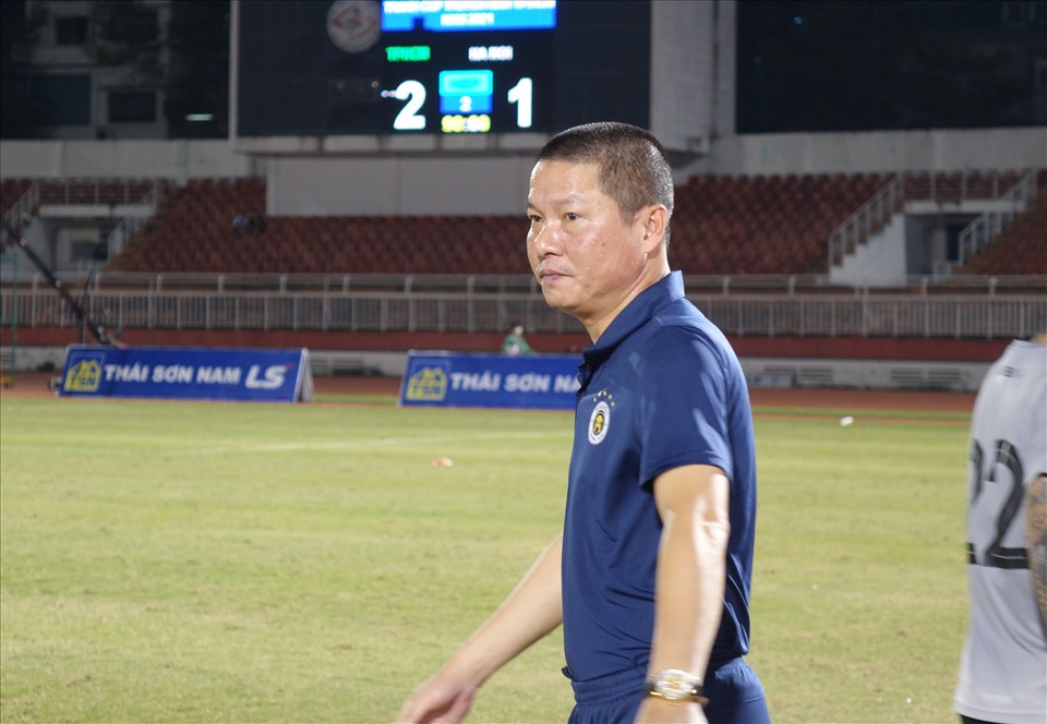 Huấn luyện viên Chu Đình Nghiêm không hài lòng về phong độ của các cầu thủ ở giải đấu năm nay. Ảnh: Nguyễn Đăng.