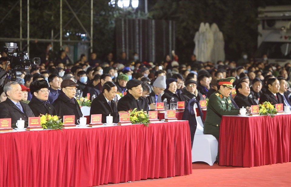 Thủ tướng Nguyễn Xuân Phúc và các đại biểu dự lễ đón nhận Bằng xếp hạng di tích cấp quốc gia Khu di tích Bạch Đằng Giang. Ảnh HP