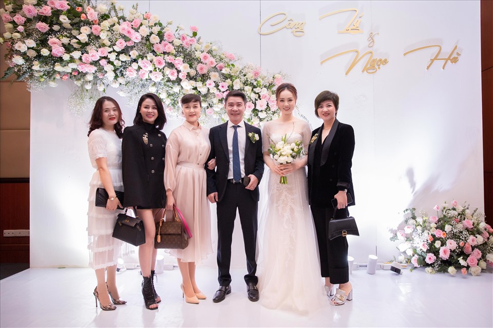 Ngày 2.1, đám cưới NSND Công Lý - Ngọc Hà đã được tổ chức tại một khách sạn sang trọng ở Hà Nội. Rất nhiều nghệ sĩ đã tới dự và chung vui cùng vợ chồng NSND Công Lý. Ảnh: Miatago.