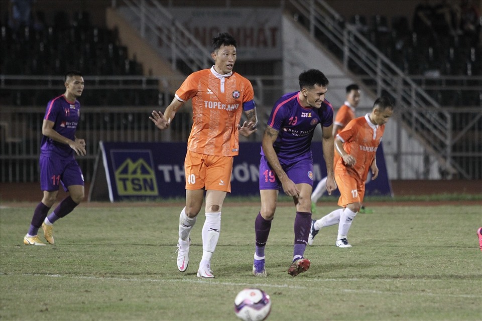 Hậu vệ Ahn Byung-keon lần đầu gặp lại đội bóng cũ Sài Gòn. Anh được huấn luyện viên Đức Thắng lựa chọn đeo băng đội trưởng Bình Định ở giải tứ hùng.