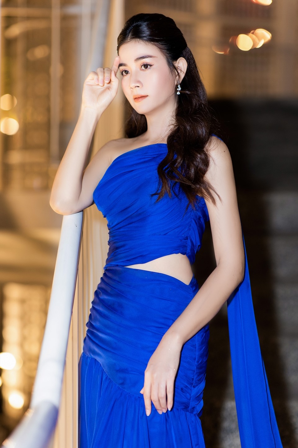 Cụ thể, Kha Ly chọn thiết kế váy xanh lệch vai, với điểm nhấn là chi tiết cắt xẻ ở phần chân váy, giúp cô khoe vẻ ngoài gợi cảm. Trong khi đó, Thanh Duy chọn vest đơn giản nhưng không kém phần sang trọng, lịch lãm.