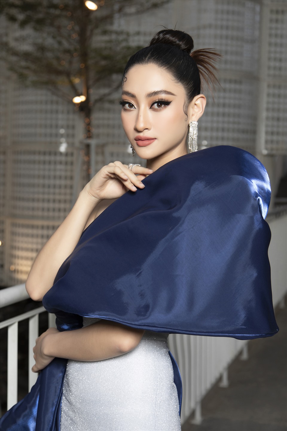 Hoa hậu Lương Thuỳ Linh xuất hiện với vai trò MC dẫn dắt sự kiện. Người đẹp Cao Bằng xây dựng hình tượng hoa hậu có học thức