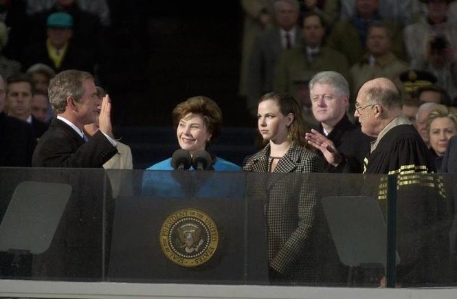 Ngày 20.1.2001, Tổng thống George W. Bush tuyên thệ nhậm chức trước Chánh án William Rehnquist để trở thành Tổng thống Mỹ thứ 43, trước sự chứng kiến của vợ Laura, con gái Barbara và vợ chồng người tiền nhiệm Bill và Hillary Clinton.