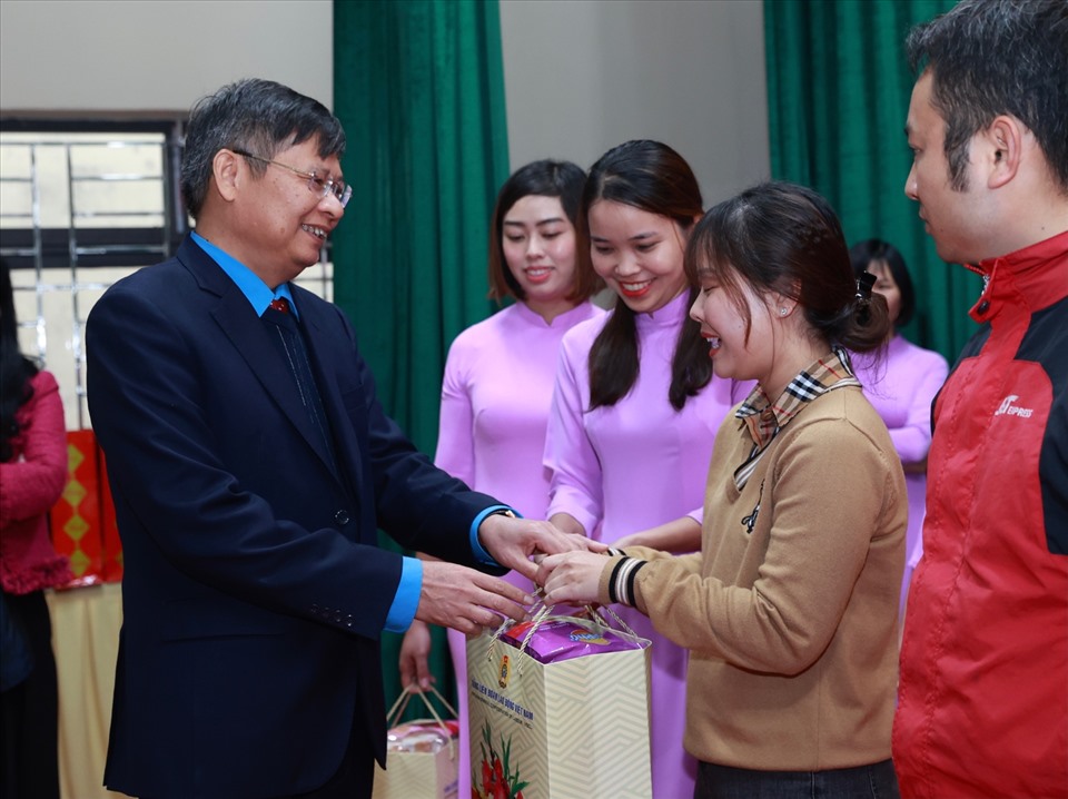 Ông Phan Văn Anh, Phó Chủ tịch Tổng Liên đoàn Lao động Việt Nam trao quà tới công nhân lao động khó khăn. Ảnh: Hải Nguyễn