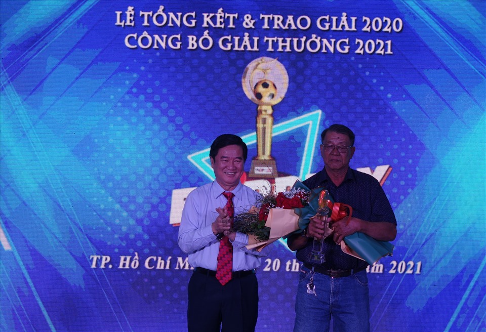 Cựu thủ môn Lưu Kim Hoàng nhận giải vinh danh Fair Play thay cho ông Lê Thuỵ Hải. Ảnh: Nguyễn Đăng.