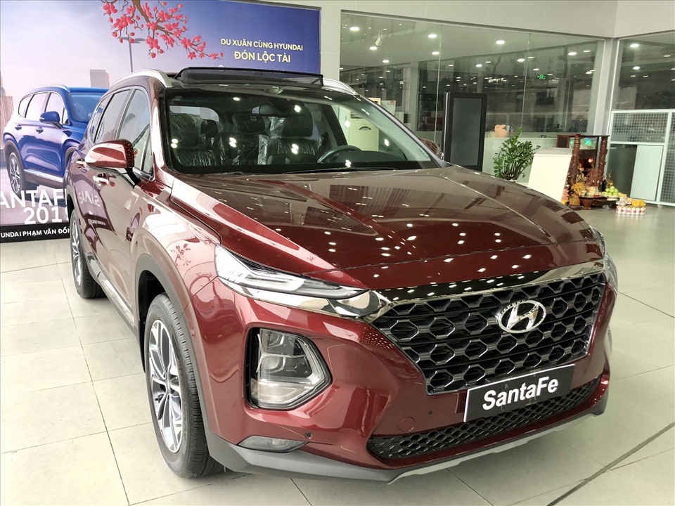 Hyundai SantaFe là mẫu SUV 7 chỗ nổi tiếng của hãng xe Hàn Quốc. Ngoại thất xe của mẫu xe này được đánh giá cao đồng thời trang bị nội thất cũng đang ở mức đa dạng trong cùng phân khúc. Hiện tại mẫu xe này đã thể hiện sức nóng của mình khi vượt qua Toyota Fortuner trở thành mẫu SUV bán chạy nhất năm 2020. Ảnh: KL.