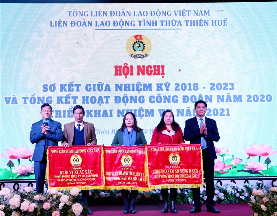 Các tập thể được nhận cờ thi đua của Tổng LĐLĐ Việt Nam. Ảnh: P. Đạt.