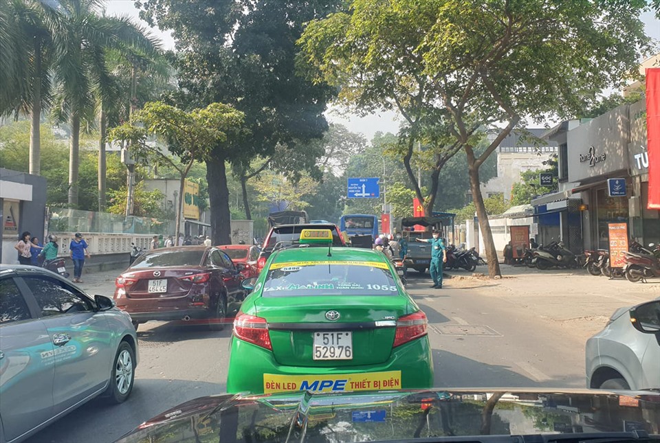Giao thông khu vực đường Nguyễn Đình Chiểu bị ùng tắc sau vụ tai nạn. Ảnh: Trần Nam
