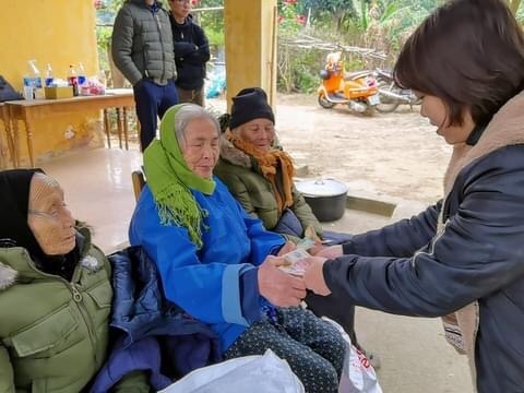 Câu lạc bộ trao tiền hỗ trợ cho các cụ già ở Trại Phong Đá Bạc (Sóc Sơn, Hà Nội). Ảnh: NVCC