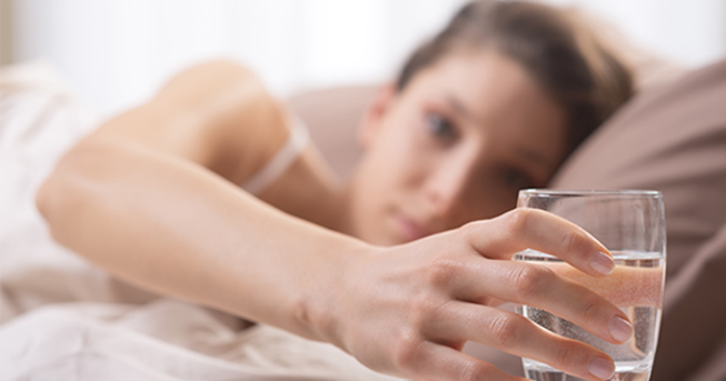 Uống quá nhiều nước trong thời gian ngắn sẽ khiến bạn cảm thấy cơ thể mệt mỏi rõ rệt. Các chuyên gia khuyến cáo cần có thời gian nghỉ giữa các lần uống nước. Ảnh: AFP