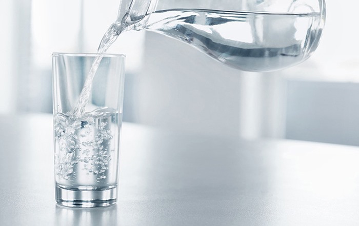 Nước rất quan trọng với con người nhưng việc uống quá nhiều nước lại có hại cho một số bộ phận của cơ thể. Ảnh: AFP