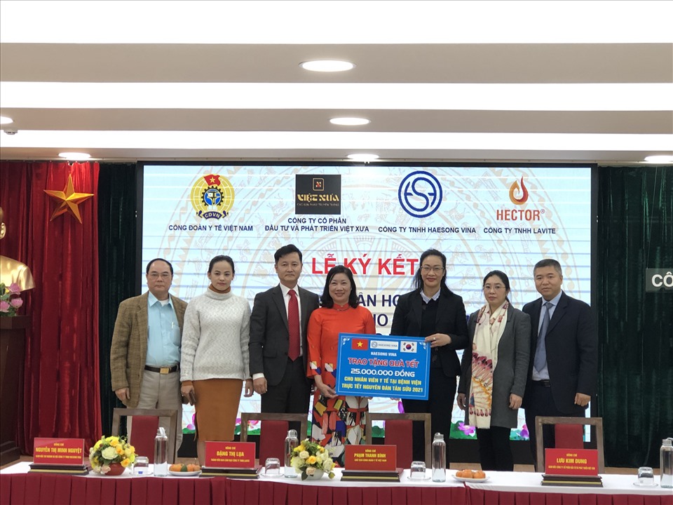 Đại diện Công ty TNHH Haesong Vina trao tặng quà Tết cho nhân viên y tế tại bệnh viện trực Tết Nguyên đán Tân Sửu 2021 thông qua Công đoàn Y tế Việt Nam. Ảnh: Bảo Hân