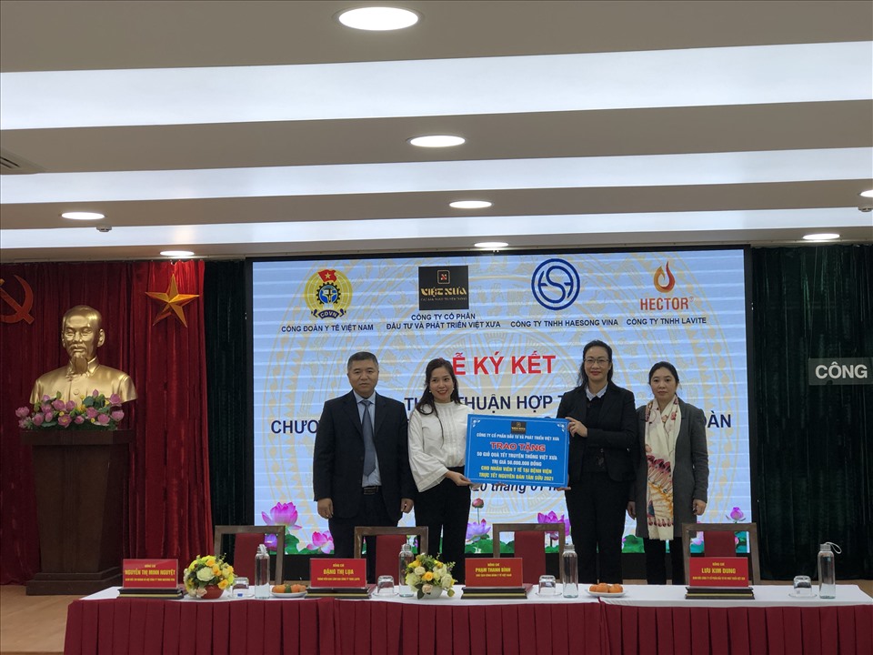 Đại diện Công ty Cổ phần Đầu tư và Phát triển Việt Xưa trao tặng quà Tết cho nhân viên y tế tại bệnh viện trực Tết Nguyên đán Tân Sửu 2021. Ảnh: Bảo Hân
