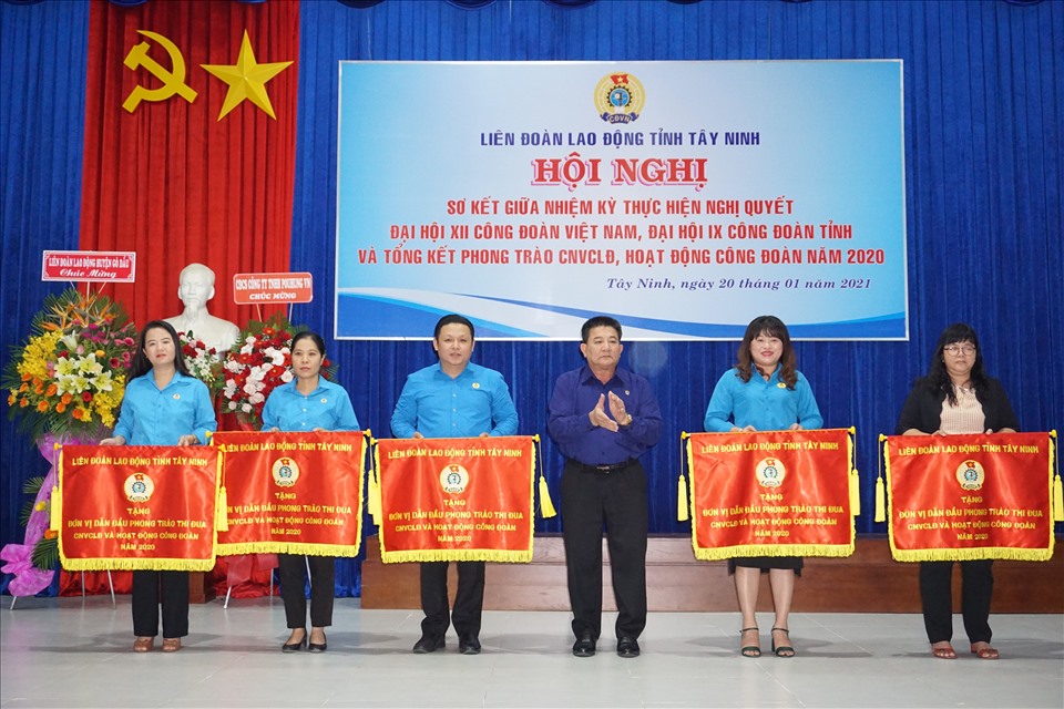 Đồng chí Võ Văn Dũng – Chủ tịch LĐLĐ tỉnh trao Cờ thi đua của LĐLĐ tỉnh cho các tập thể đạt thành tích xuất sắc trong hoạt động công đoàn 2020.