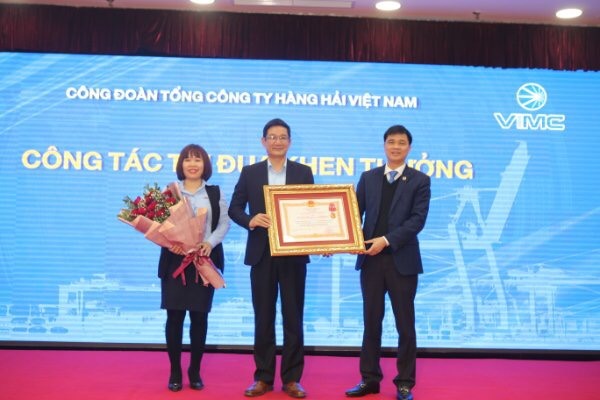 Phó Chủ tịch Tổng LĐLĐVN Ngọ Duy Hiểu (bên phải) trao Huân chương lao động hạng Nhất cho Công đoàn Cty cổ phần tư vấn xây dựng công trình hàng hải. Ảnh: Hà Anh