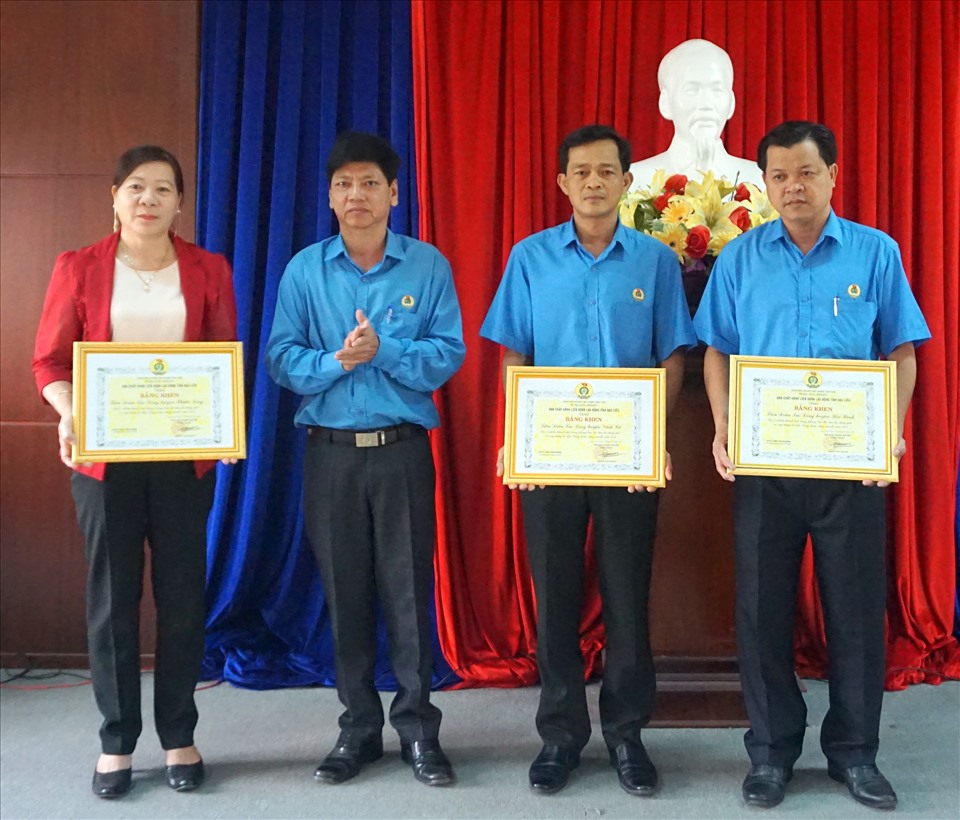 Phó chủ tịch LĐLĐ tỉnh Bạc Liêu Huỳnh Nguyễn Trúc Linh tặng Bằng khen của Ban chấp hành LĐLĐ tỉnh cho các đơn vị (ảnh Nhật Hồ)