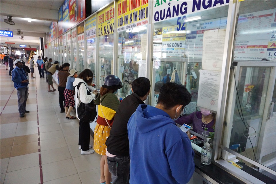 Hành khách mua vé xe Tết ở bến xe Miền Đông cũ (quận Bình Thạnh).  Ảnh: Minh Quân