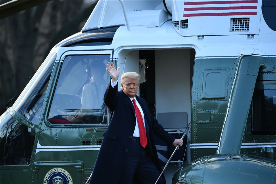 Ông Donald Trump chào từ biệt trước khi lên Marine One. Ảnh: AFP