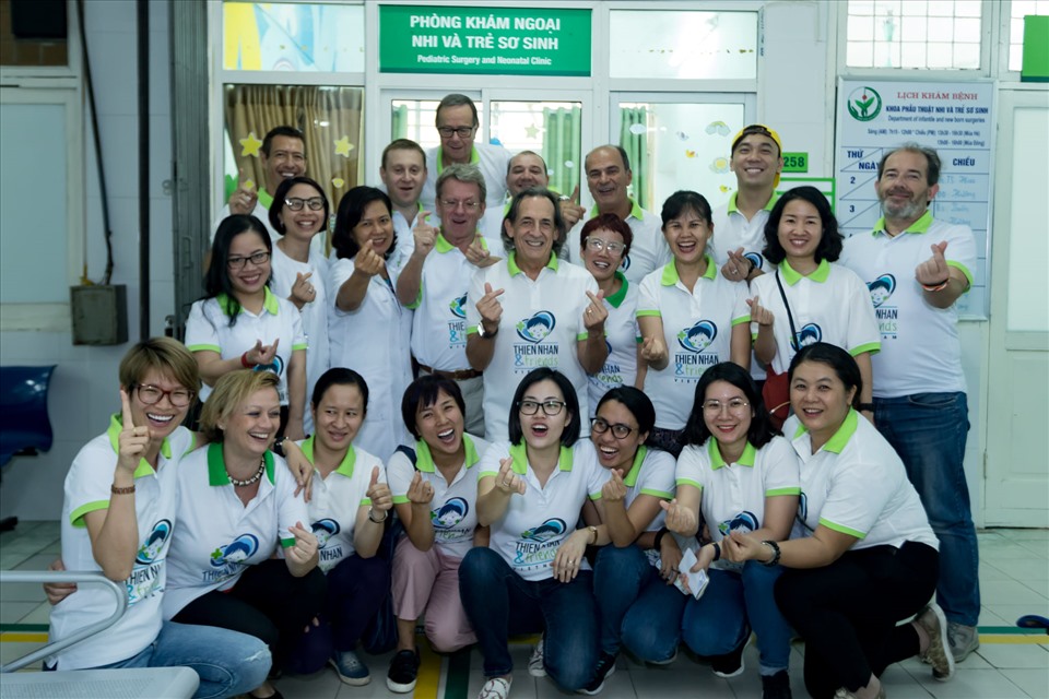 Êkip “Thiện Nhân và những người bạn” chụp hình kỷ niệm cùng các bác sĩ quốc tế và Việt Nam. Ảnh: BTC.