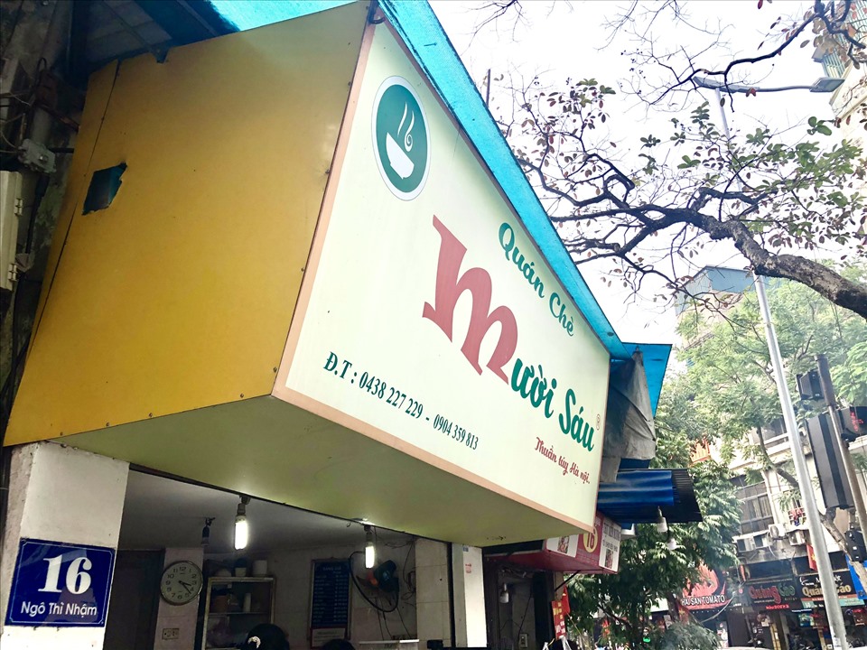 Quán chè 16 tại số 16 phố Ngô Thì Nhậm, Quận Hai Bà Trưng là địa điểm nổi tiếng với những người yêu cái ngọt của món chè Hà Nội.