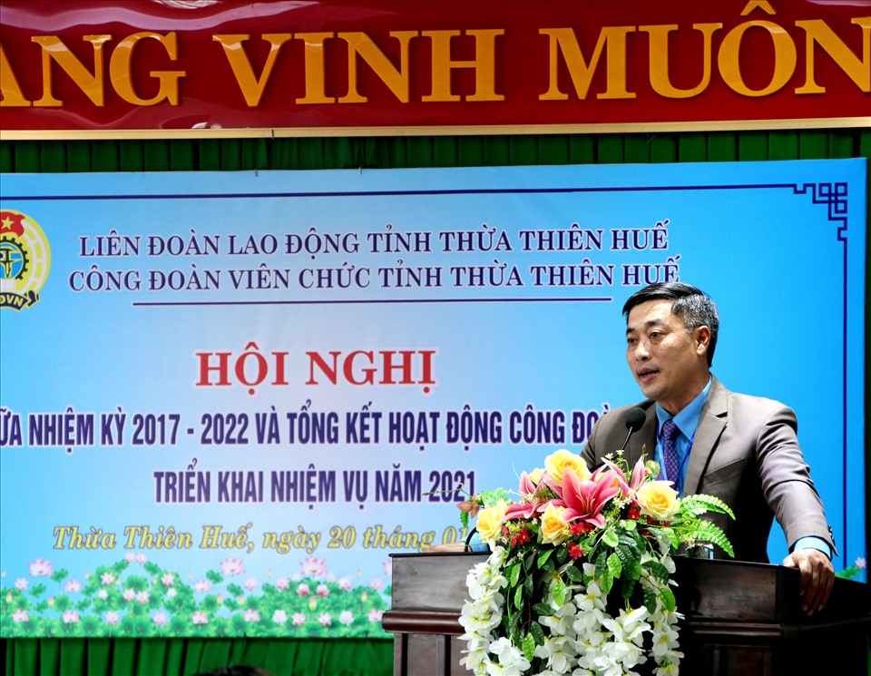 Ông Phạm Thanh Sơn - Chủ tịch Công đoàn viên chức Thừa Thiên Huế phát biểu tại hội nghị. Ảnh: PĐ.